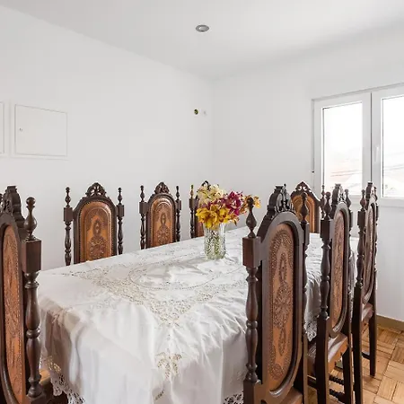 Retro-modern Retreat In Esposende