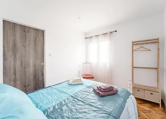 Retro-modern Retreat In Esposende