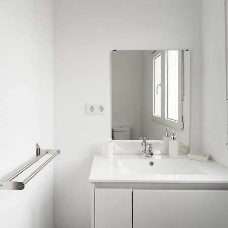 Retro-modern Retreat In Esposende