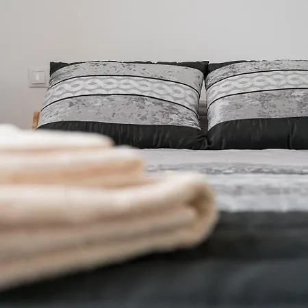 Guest house Retro-modern Retreat In *