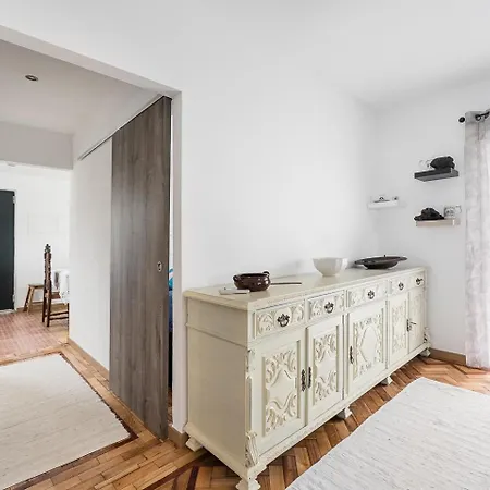 Retro-modern Retreat In Guest house *
