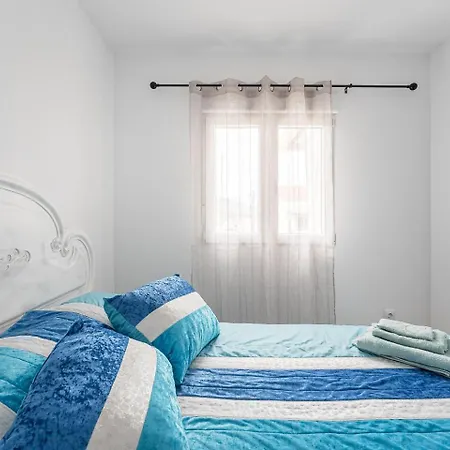 Retro-modern Retreat In Esposende