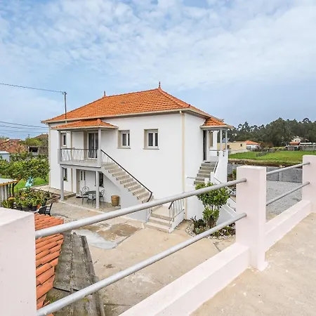 Retro-modern Retreat In Prázdninový dům Esposende