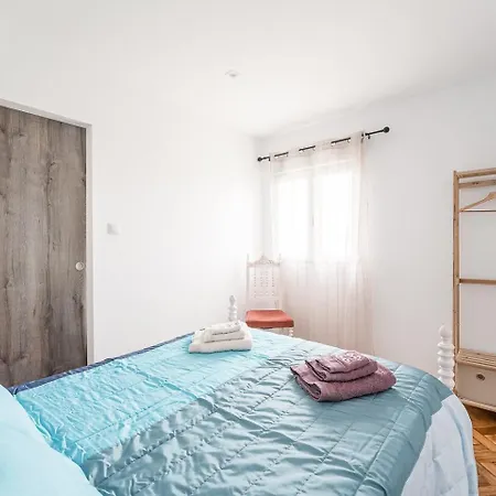 Retro-modern Retreat In Esposende