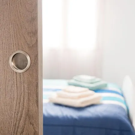 Retro-modern Retreat In Prázdninový dům *