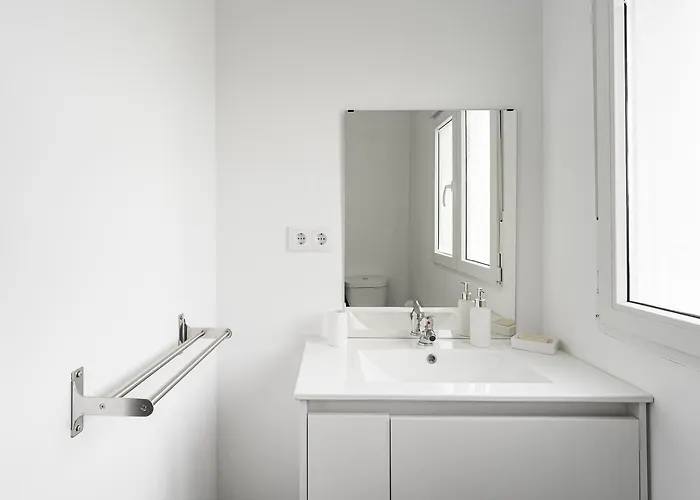 Retro-modern Retreat In Esposende