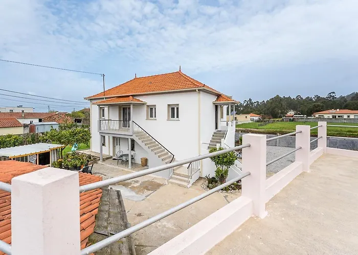 Retro-modern Retreat In Feriehus Esposende