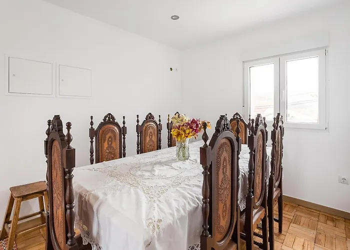 Retro-modern Retreat In Esposende